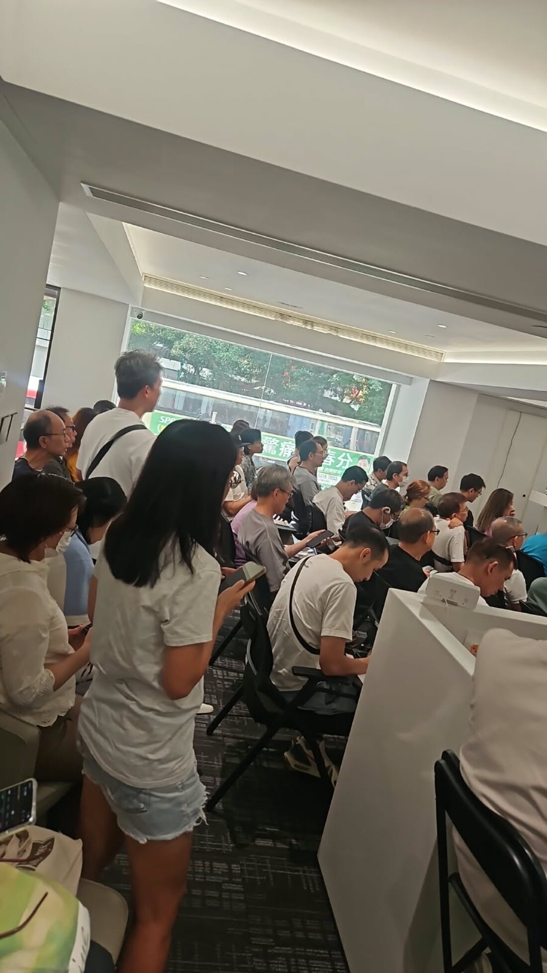 後排與走道都站滿人。