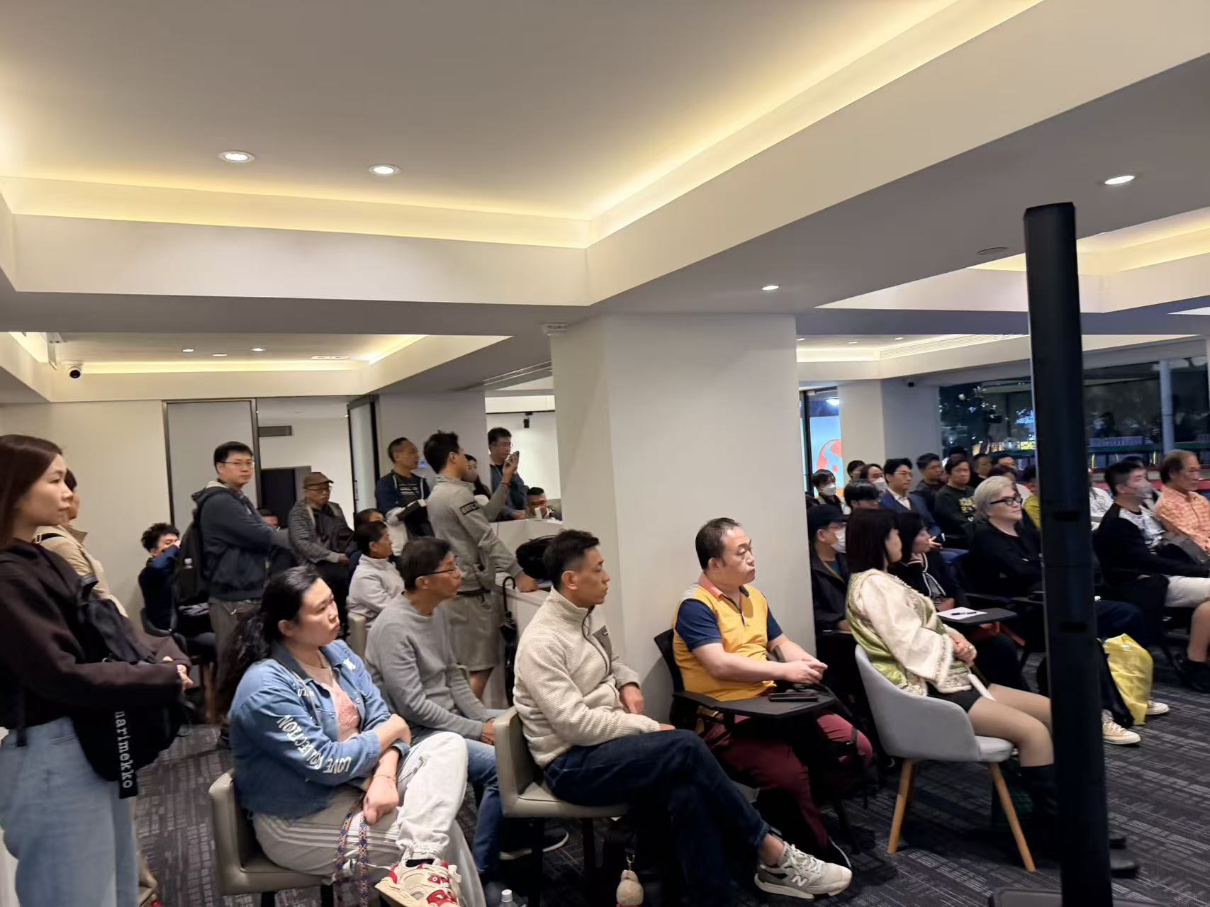A standing-room-only session
